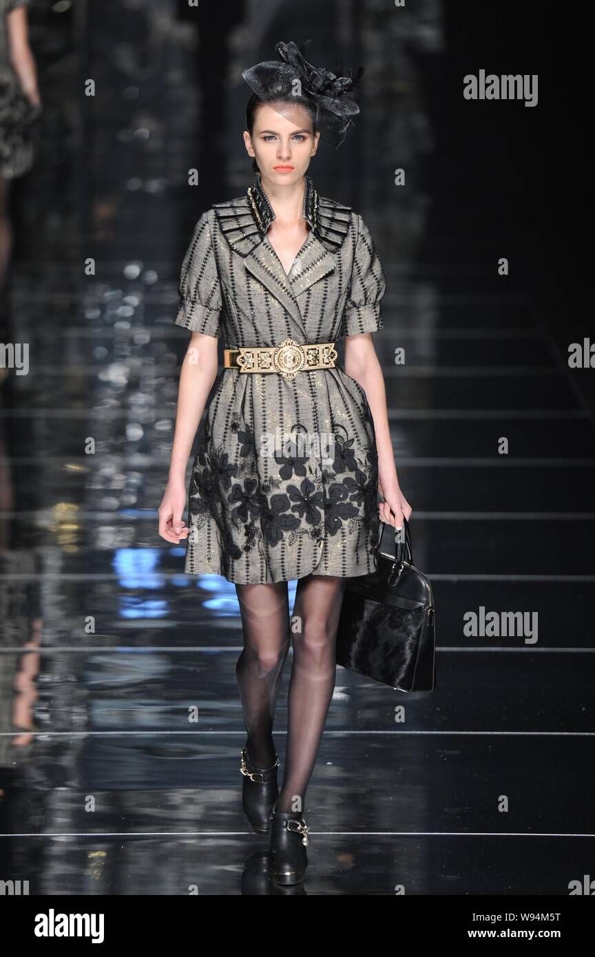 Ein Modell zeigt eine neue Schöpfung an der K. G. S-Xie Jiaqi fashion show während der China International Fashion Week Frühjahr/Sommer 2014 in Peking, China, Stockfoto