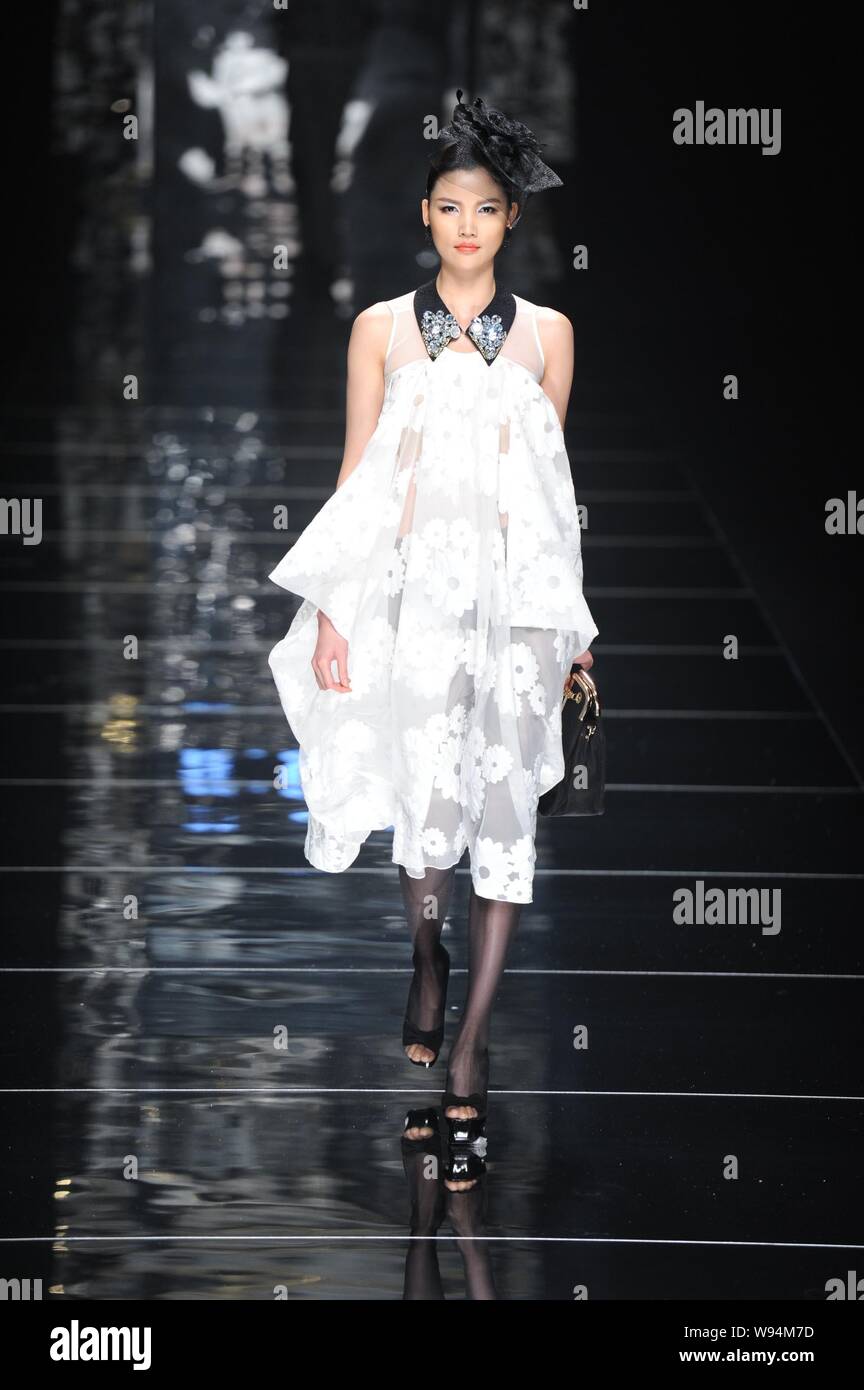 Ein Modell zeigt eine neue Schöpfung an der K. G. S-Xie Jiaqi fashion show während der China International Fashion Week Frühjahr/Sommer 2014 in Peking, China, Stockfoto