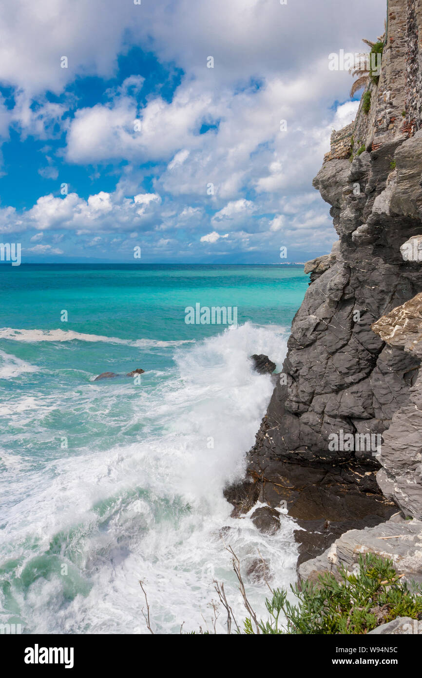 Klippe in das Ligurische Meer an einem sonnigen und windigen Tag im Mai Stockfoto