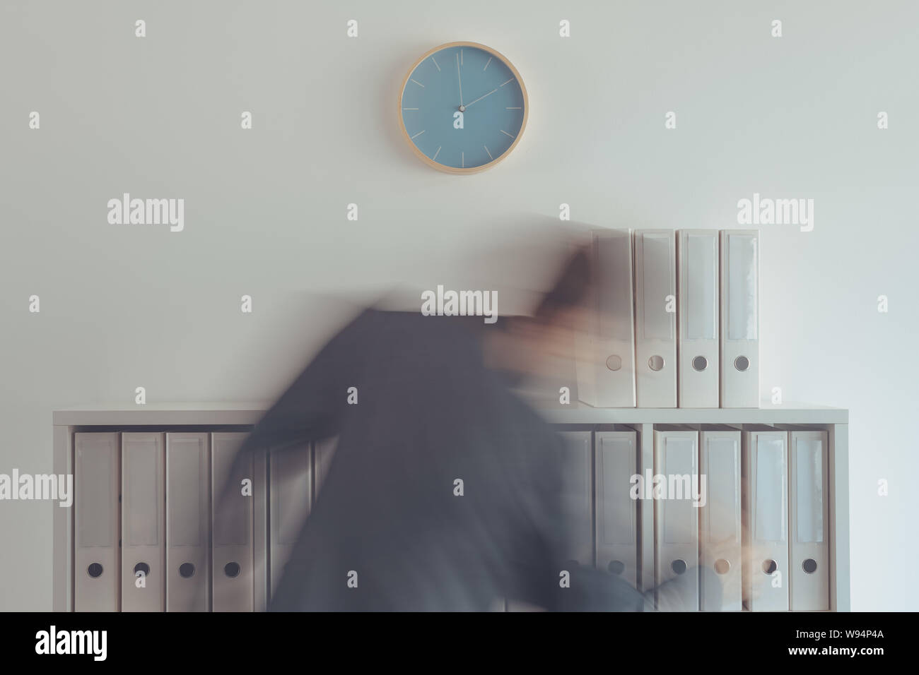 Besetzt Archiv Administration business Person arbeiten mit Ringbücher, motion blur Effekt Stockfoto