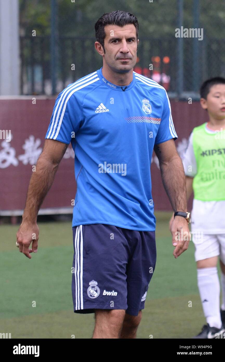 Portugiesische Fußball-Star Luis Figo von Real Madrid Leyendas einer Werbeveranstaltung mit Chinesischen junger Fußballer in Peking, China, 19. September Stockfoto