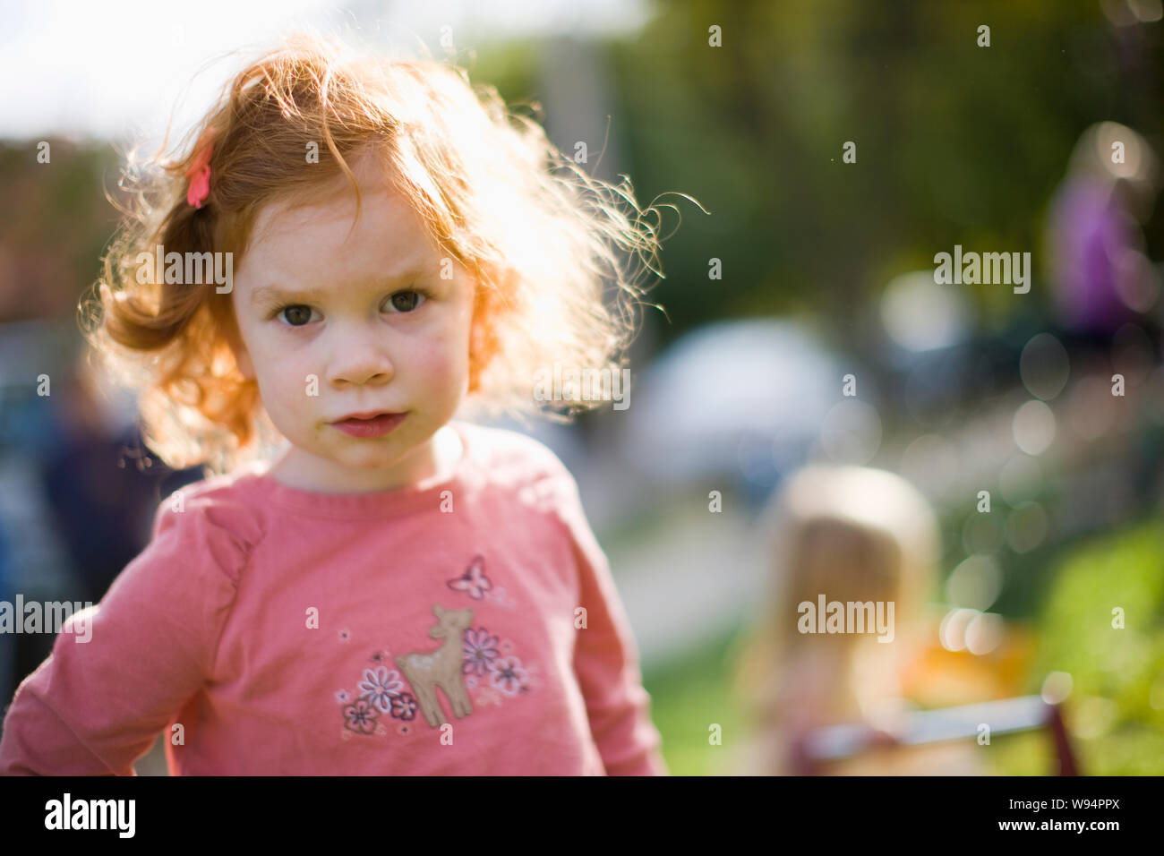 Kleines Mädchen im Hinterhof Stockfoto