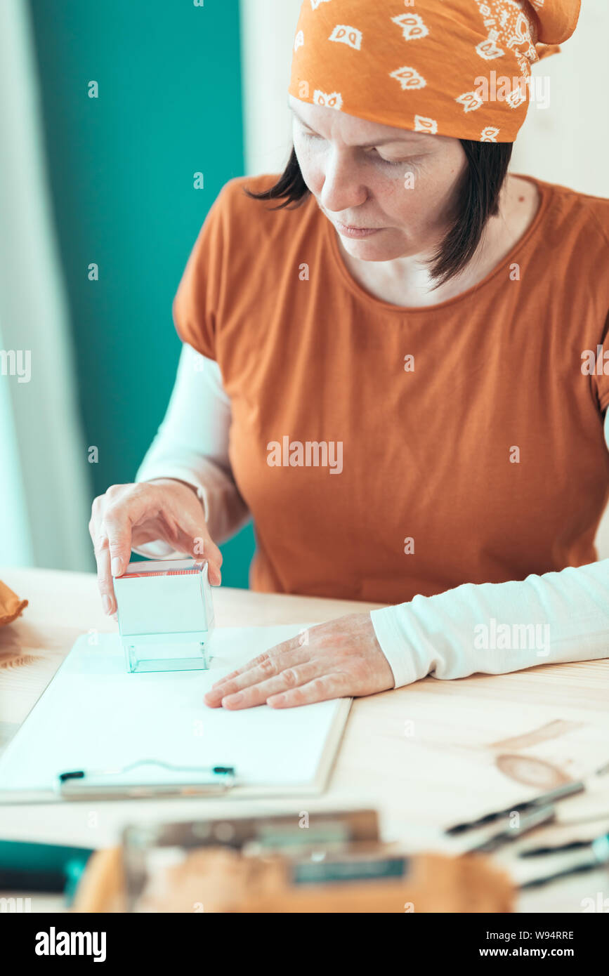Selbständige Frauen Tischler ist Stanzen Projektdokumentation im Small Business Holzarbeiten workshop Stockfoto
