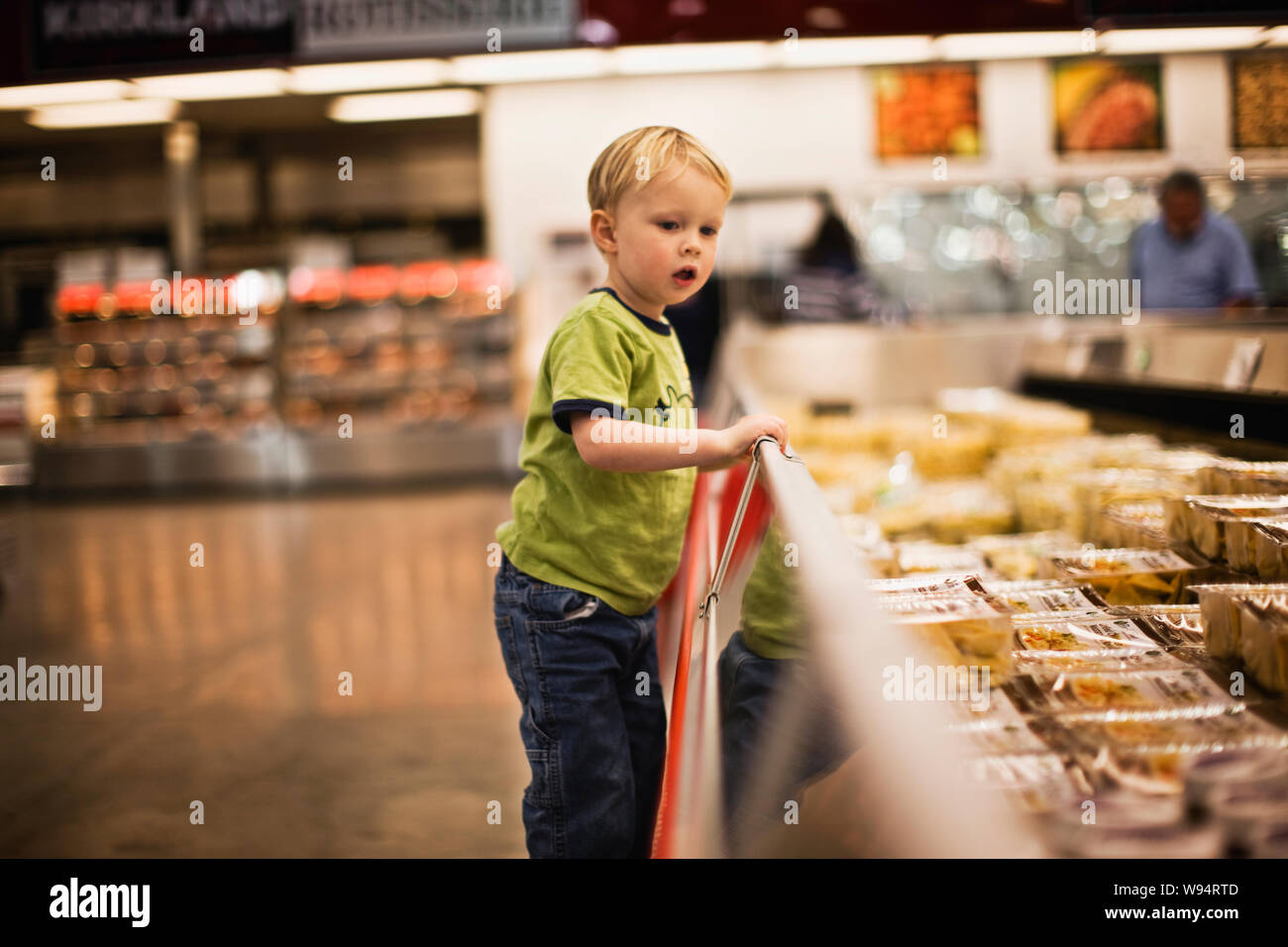 Little boy Innenraum chiller im Supermarkt Stockfoto