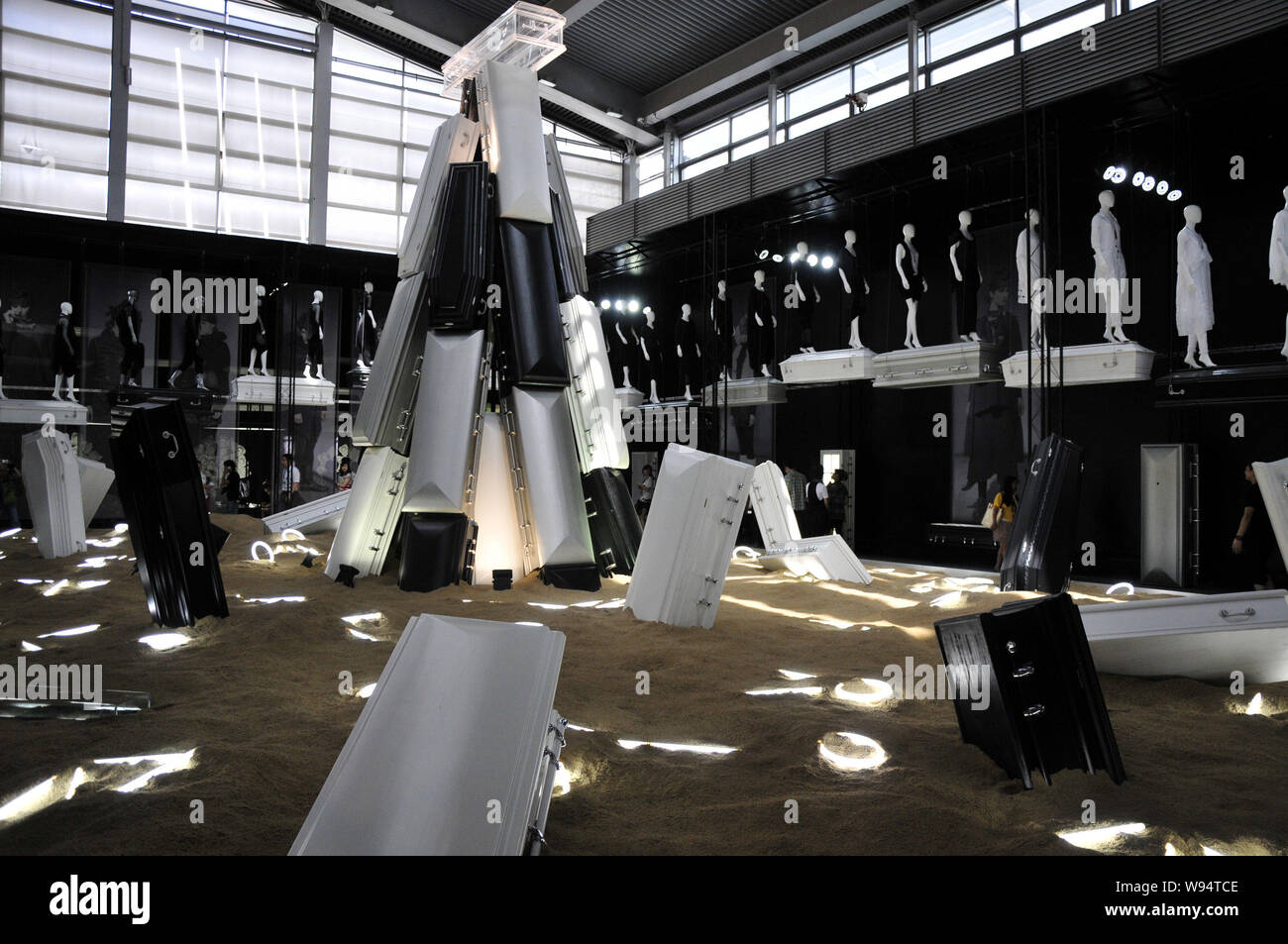 Blick auf eine avantgardistische Mode Demonstration einschließlich 99 Särge durch eine lokale Marke, odbo, während das 12. China (Shenzhen) Internationale Marke Tuchin Stockfoto