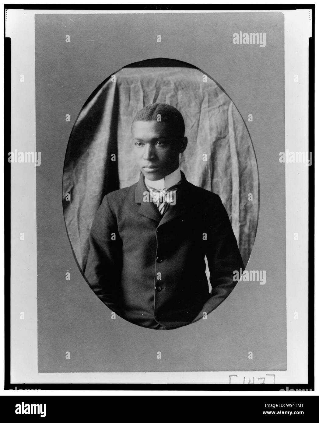 Afrikanische amerikanische Mann, Brustbild, Blick leicht nach links Stockfoto