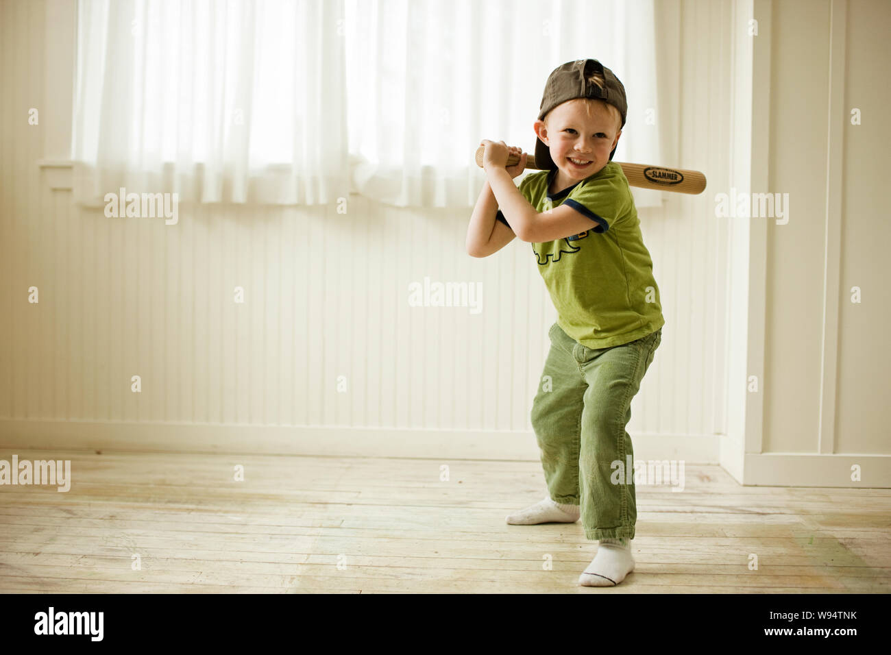 Little Boy schwingen Baseballschläger Stockfoto