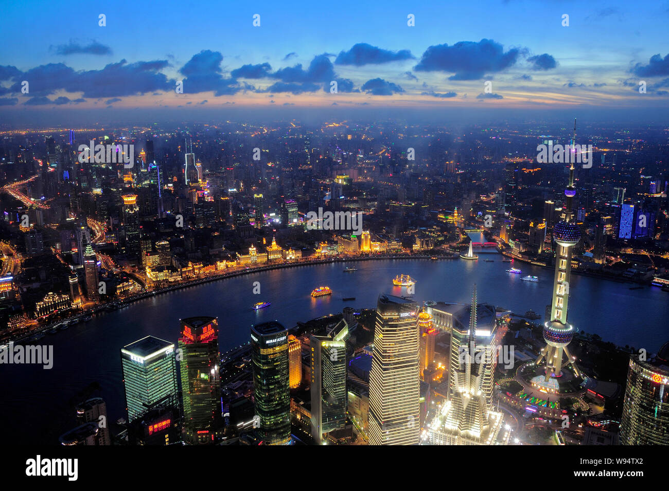 Bild aus dem Shanghai World Financial Center genommen wird, zeigt die Skyline bei Nacht von Puxi, den Fluss Huangpu und dem Finanzviertel Lujiazui mit Skys Stockfoto