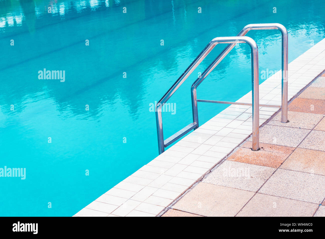 Swimmingpool im freien Wasser und Aluminium Leiter mit keine Menschen, Sommer Urlaub Hintergrund Stockfoto
