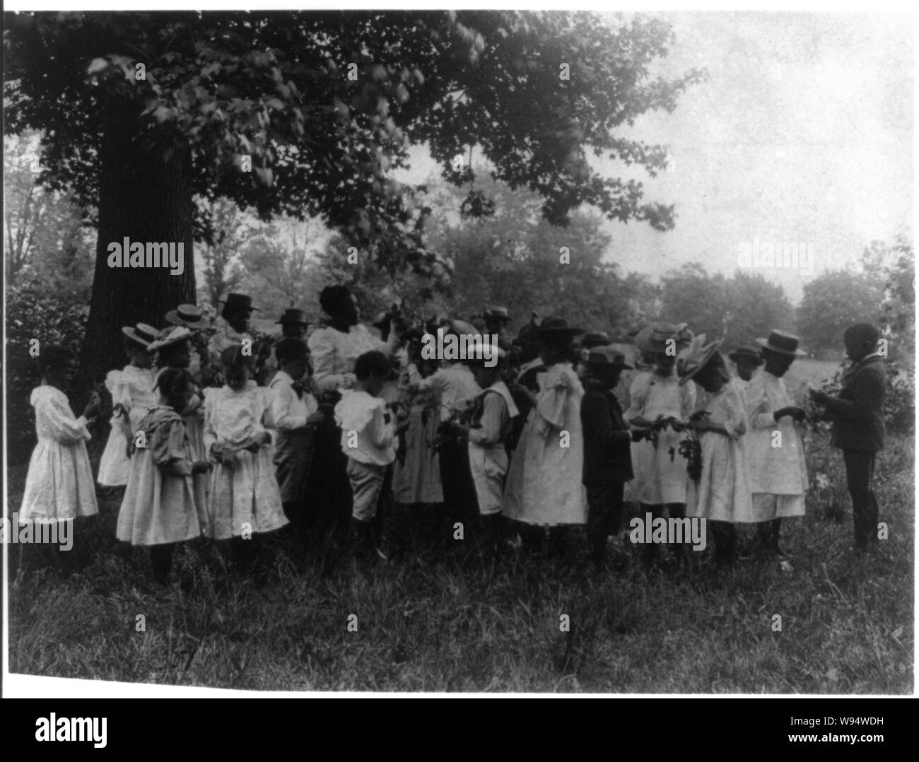 Afrikanische amerikanische Schüler und Lehrer, verlässt das Studium aus Türen Stockfoto