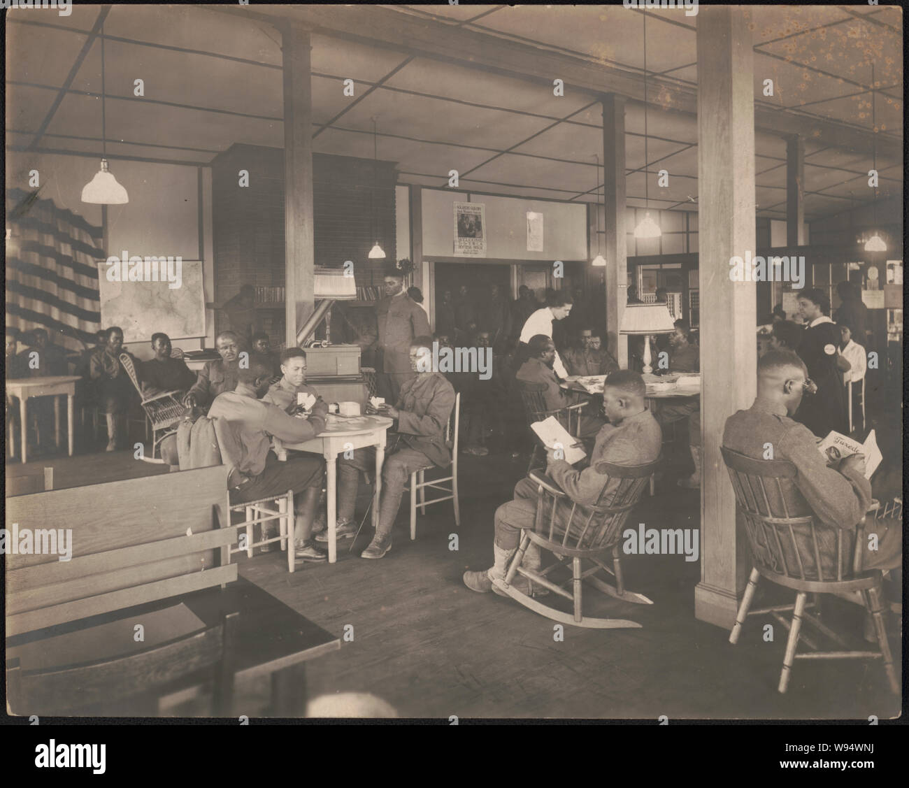 Afrikanische amerikanische Soldaten lesen, Karten spielen, und Relaxen in Y.W.C.A. Hostess Haus Stockfoto