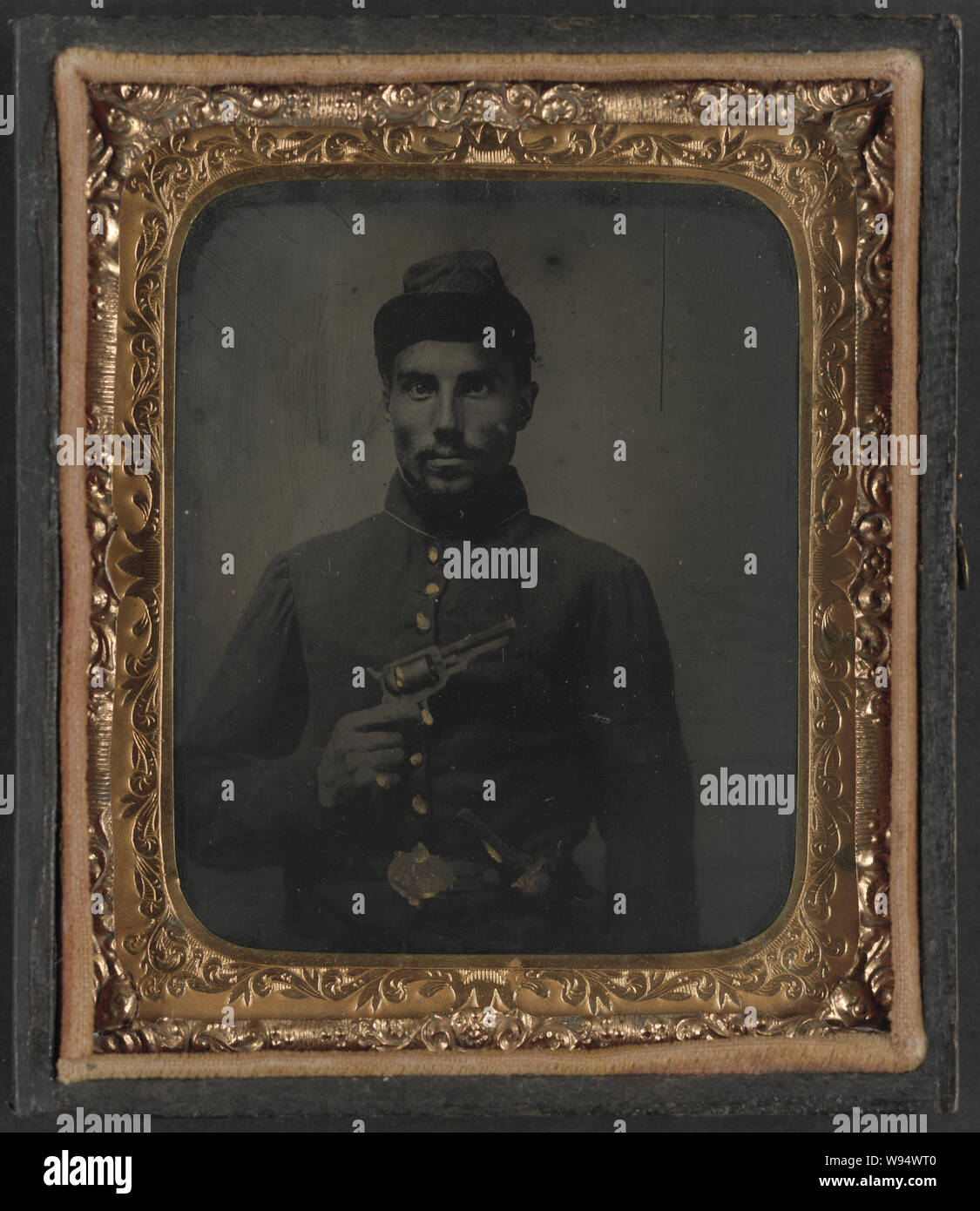 African American Soldier, Brustbild, mit Pistole und Jacke Stockfoto
