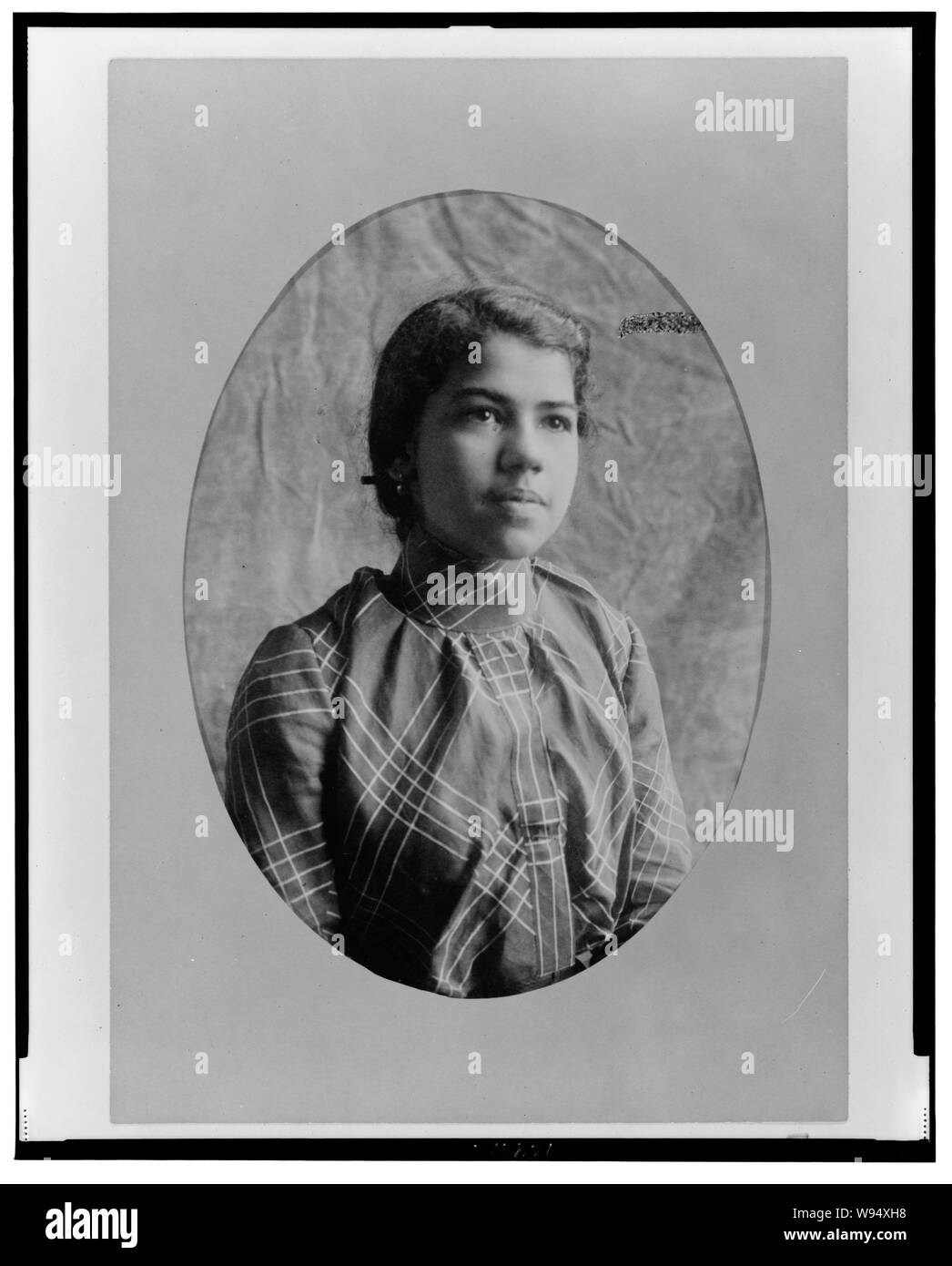 Afrikanische amerikanische Frau, Brustbild, leicht nach rechts gerichteter Stockfoto