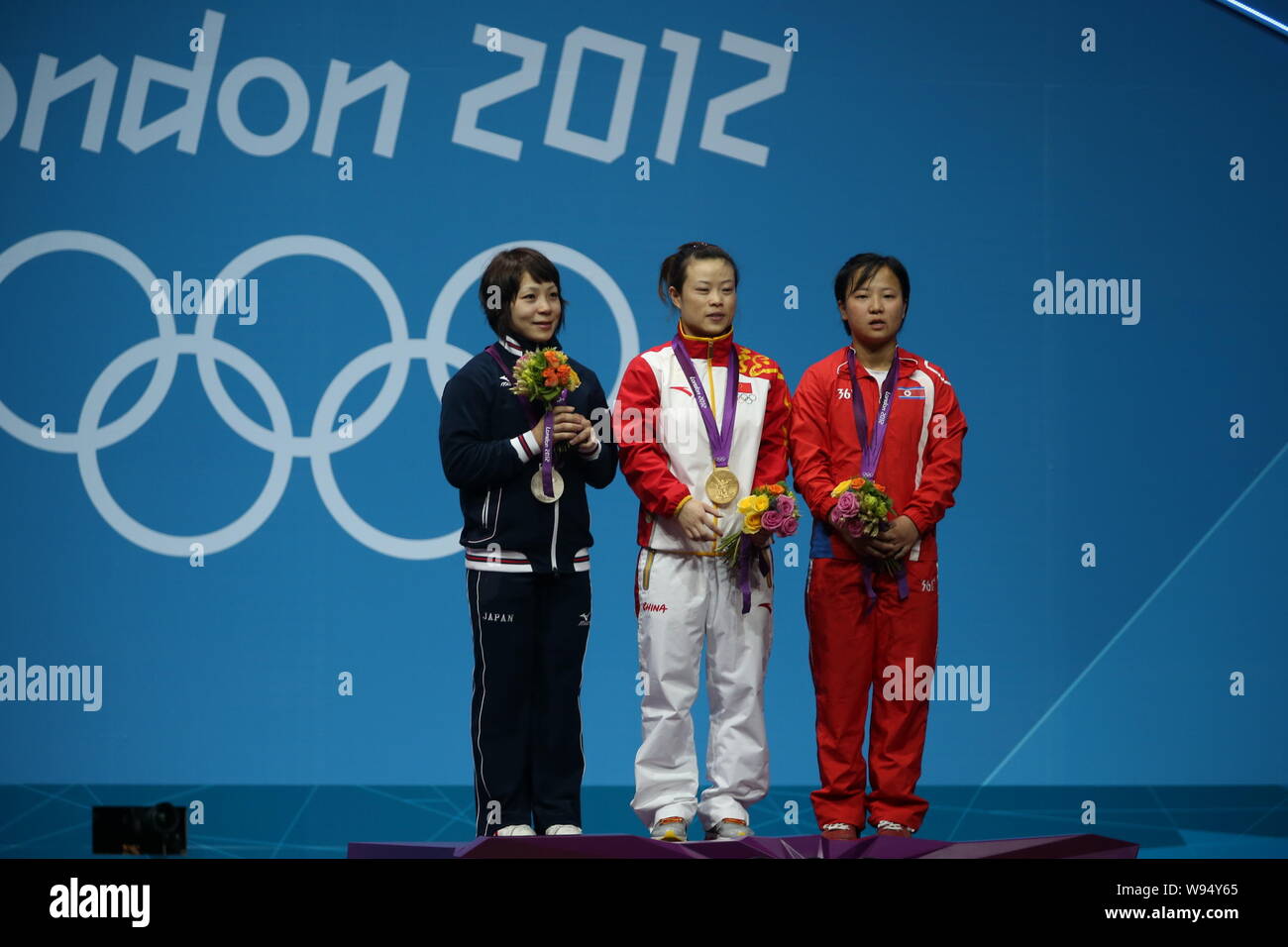 (Von links) Silbermedaillengewinner Hiromi Miyake aus Japan, goldmedallist Wang Mingjuan von China und bronzemedallist Ryang Chun Hwa von Nordkorea pose am Stockfoto