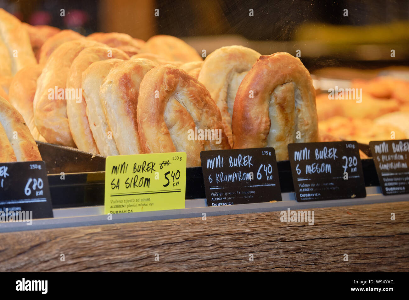 Shop Anzeige von Mini burek, eine lokale Spezialität in der Bäckerei. Zagreb, Kroatien, 2. Juli 2019 Stockfoto
