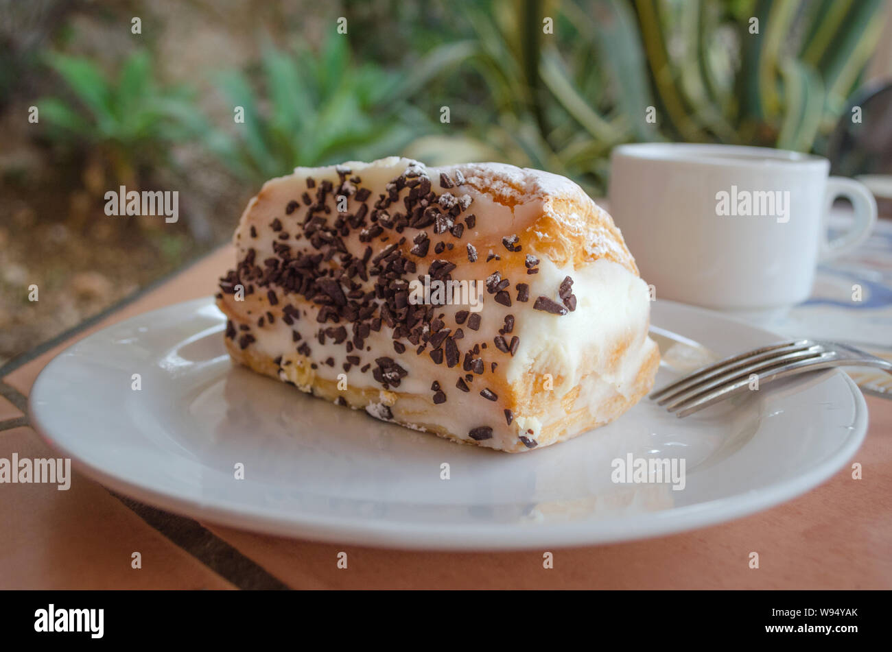 Typische italienische und sizilianische Dessert - Rolle Pasta di bigne mit Ricotta und Schokolade fällt. Nahaufnahme der italienische Dessert auf den Tisch in der Bar mit t Stockfoto