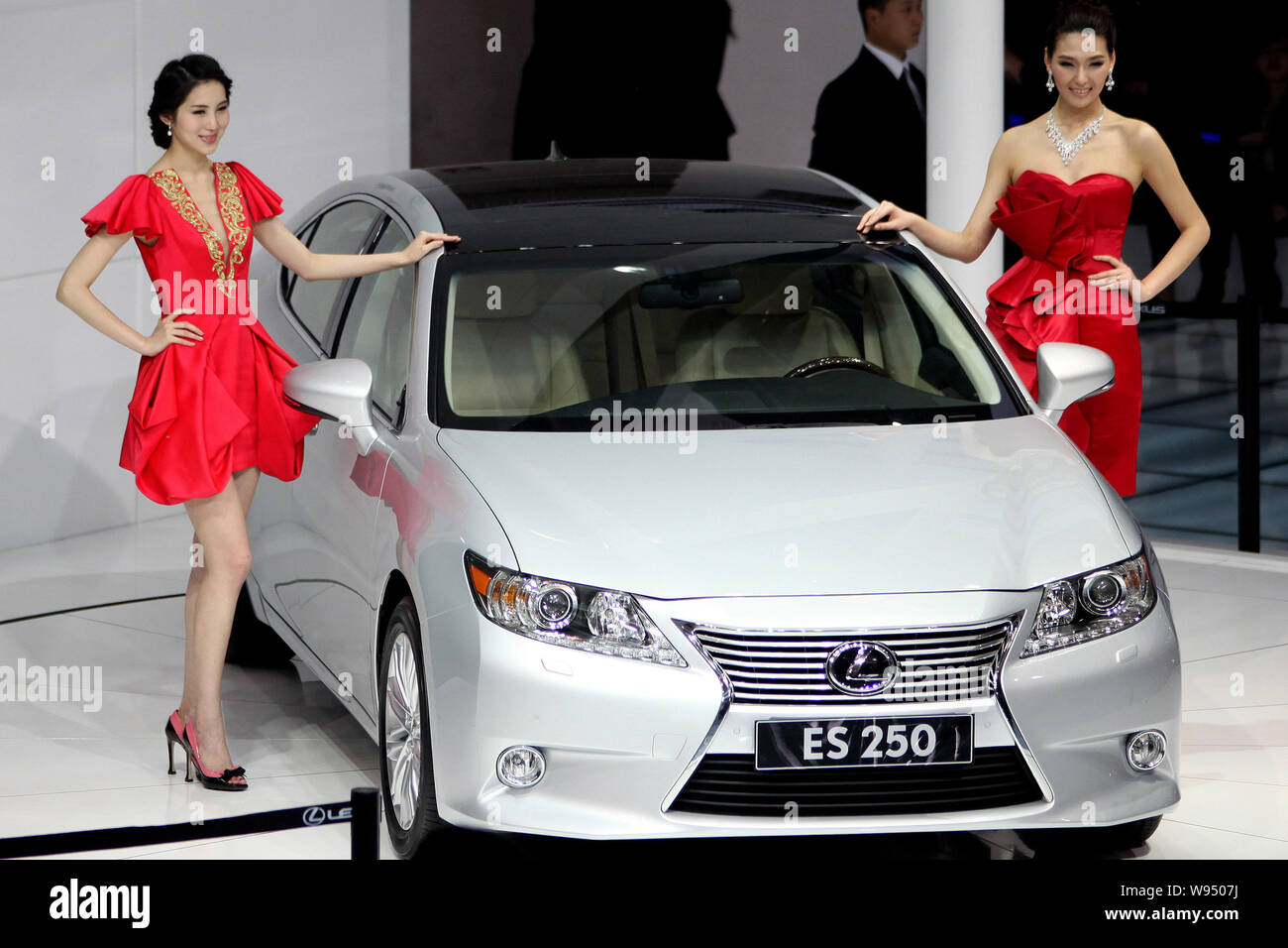 Modelle posieren mit einem Lexus ES 250 während der 12. Internationalen Automobil Ausstellung, als "Auto China 2012" in Peking, China, 23. April 201 Stockfoto