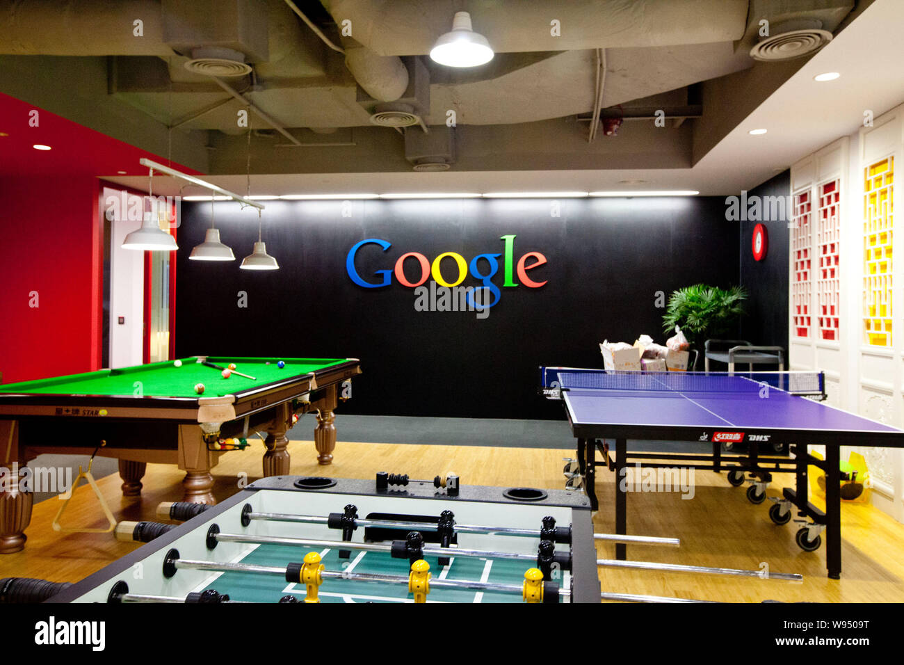 Ein Billardtisch, eine Tischtennisplatte und ein Kicker sind bei Google  office im International Finance Centre in Shanghai, China, 25. April  gesehen Stockfotografie - Alamy