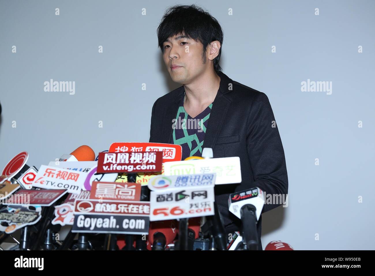 Taiwanesische Sänger und Schauspieler Jay Chou spricht während einer Pressekonferenz in Taipeh, Taiwan, 2. April 2012. Chou verstärkt seinen Kampf mit paparazzi, Anruf Stockfoto