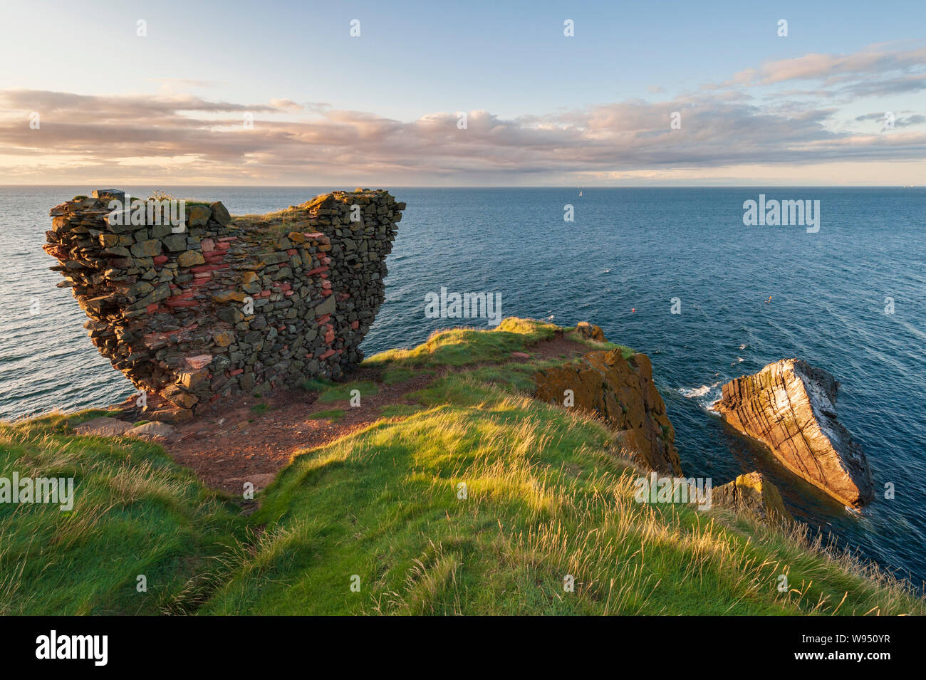 Abendsonne auf den Ruinen der Burg und den Berwickshire Küste in der Nähe von St. Abbs National Nature Reserve in den Scottish Borders Stockfoto