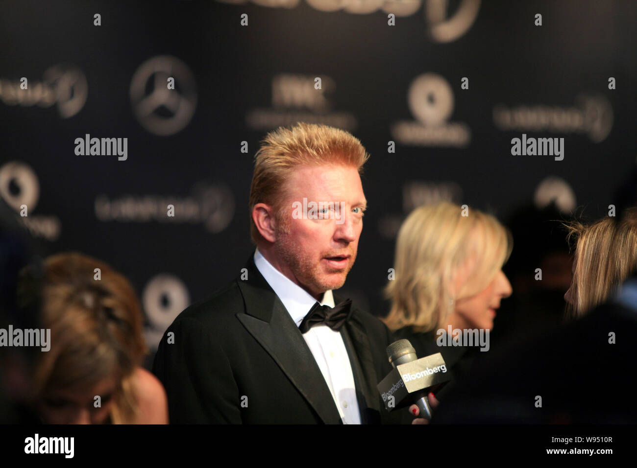 Der ehemalige Tennisstar Boris Becker ist interviewt bei der Ankunft auf dem roten Teppich für die Laureus World Sports Awards 2012 in London, Großbritannien, 6. Februar 2012 Stockfoto