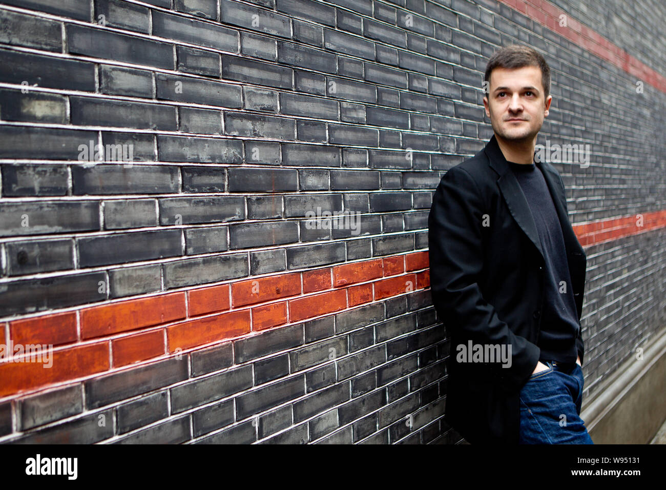 Französischer Sänger Christophe Hisquin wird dargestellt, bei seinem Besuch in Shanghai, China, 21. Februar 2012. Stockfoto