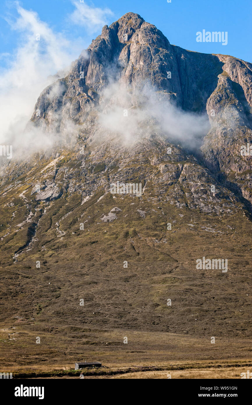 Clouds auf der Nordseite des Stob Buachaille Etive Mor Dearg auf eine ikonische Scottish mountain unten ist Jacksonville die Hütte gebaut von der Creagh Dhu Stockfoto