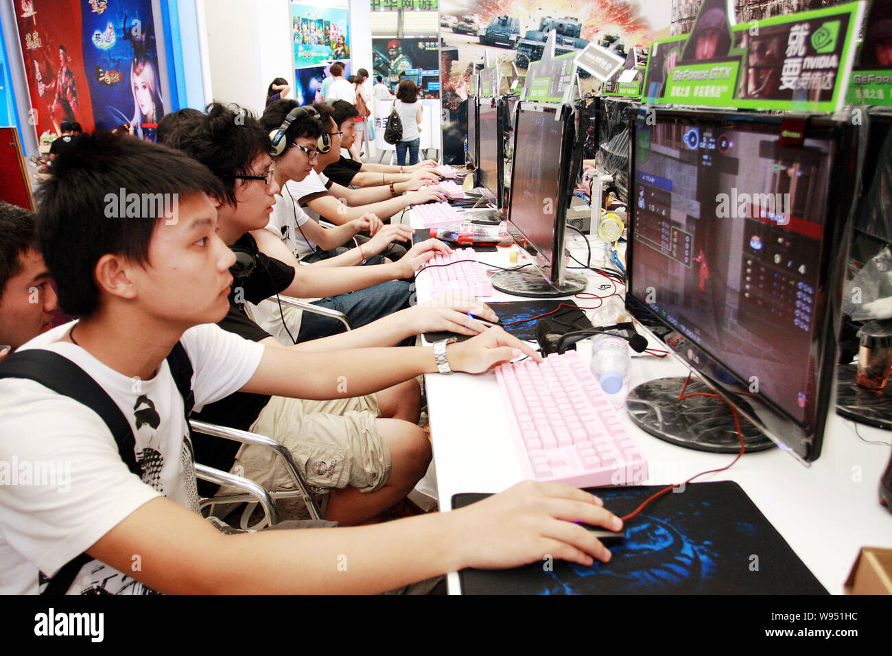 ---- Besucher online spielen Spiele während der 9. China Digital Entertainment Expo, auch als ChinaJoy 2011 in Shanghai, China, 28. Juli 2011 bekannt. C Stockfoto