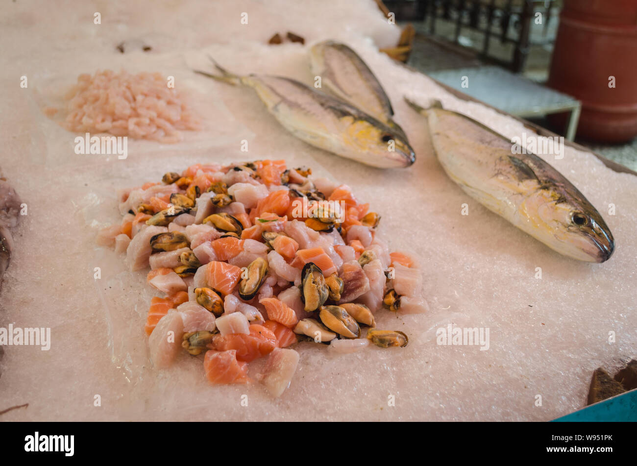 Nahaufnahme von frischen, rohen Garnelen, Lachs, Muscheln auf dem Eis auf dem traditionellen Markt von Palermo, Sizilien Stockfoto
