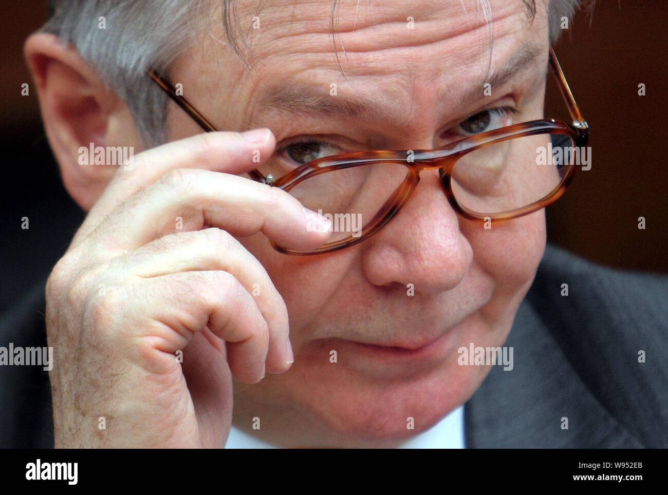 Der für Handel zuständige EU-Kommissar Karel De Gucht stellte bei einem Treffen mit Chen Deming, Minister für Handel von China, in Peking, China, 14. Februar 2012 Stockfoto