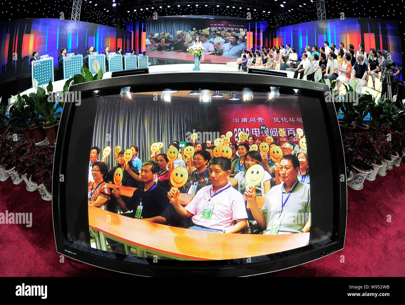 Chinesische attendant Zuschauer Abstimmung während einer Live-TV-Show, die auf die Lösung von 10 der citys, die drängendsten Probleme in Wuhan City, Central China Hubei pr Stockfoto