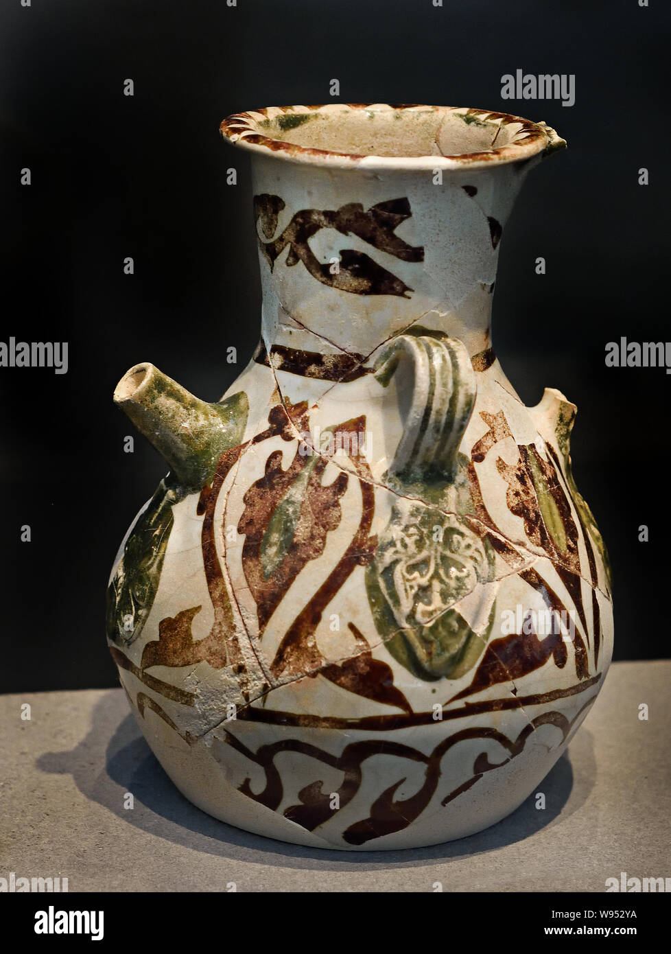 Vase mit drei 10. Jahrhundert Susa, Iran Ton einfügen Griffe, monochrome Glanz Highlights Stockfoto