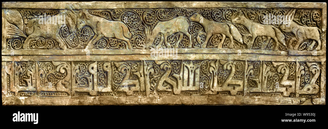 Frize mit koranischen Inschrift 1000-1100 Iran, Saveh. Der stuck wurde in Saveh 1929 entdeckt, ist unklar, welche Denkmal, aus der sie stammen. Sie gehörte zu einer größeren Wand Dekoration, hatte ursprünglich einen ganzen Qur'anische Vers hier deren nur Anfang und Ende sichtbar sind. Die Kalligraphie ist ähnlich der von Denkmälern der Saveh und Nayin. Stockfoto