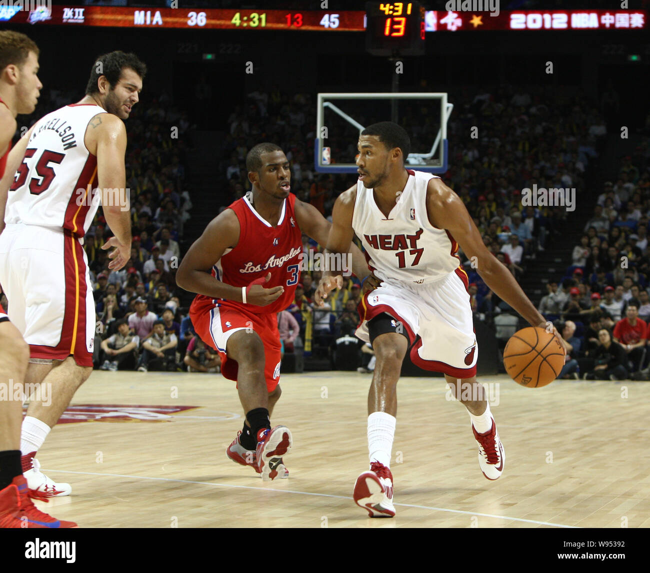 Garrett Tempel der Miami Heat, rechts, Herausforderungen Chris Paul von den Los Angeles Clippers im zweiten Spiel des NBA China Spiele in Shangha Stockfoto