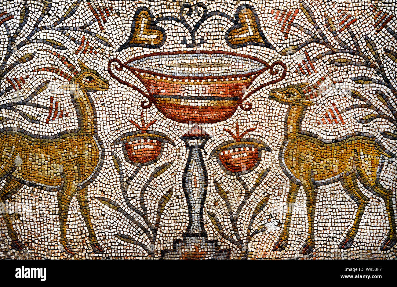 Gazellen mit einer Vase gegenübergestellt - Östliches Mittelmeer Mosaik-Würfel aus Marmor und Kalkstein 6. Jahrhundert AD Stockfoto