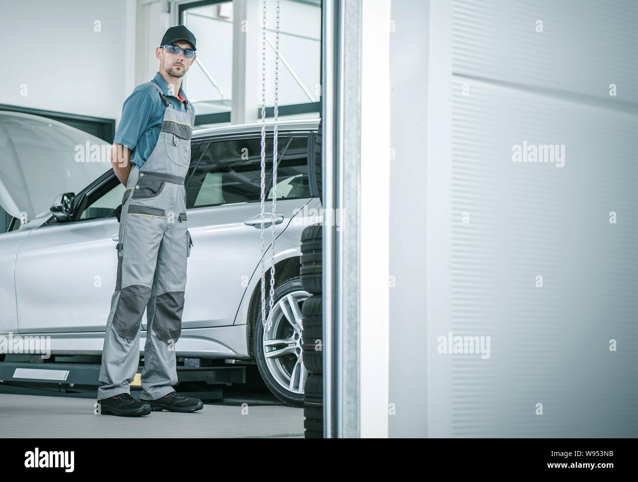 Auto Service Job. Kaukasische Werkstatt Mitarbeiter in seinem 30. Automobil- und Transportindustrie. Stockfoto