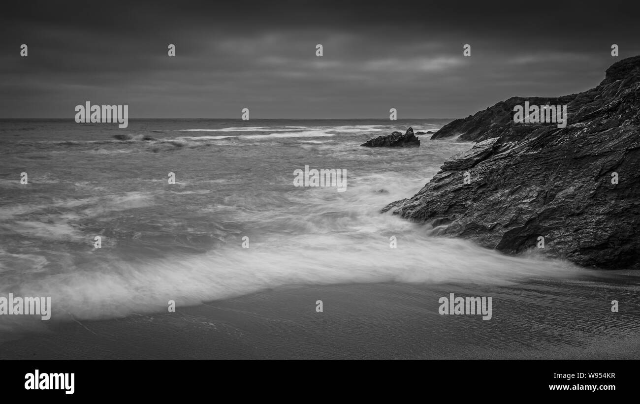 Wenig Fistral in der Nähe von Newquay in Cornwall bei Sonnenuntergang im Sommer Stockfoto