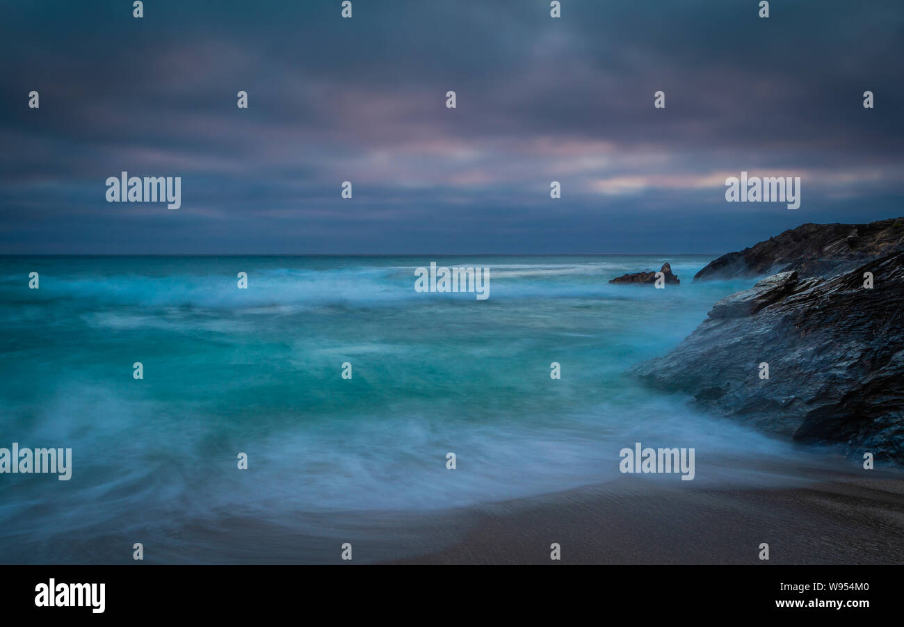 Wenig Fistral in der Nähe von Newquay in Cornwall bei Sonnenuntergang im Sommer Stockfoto