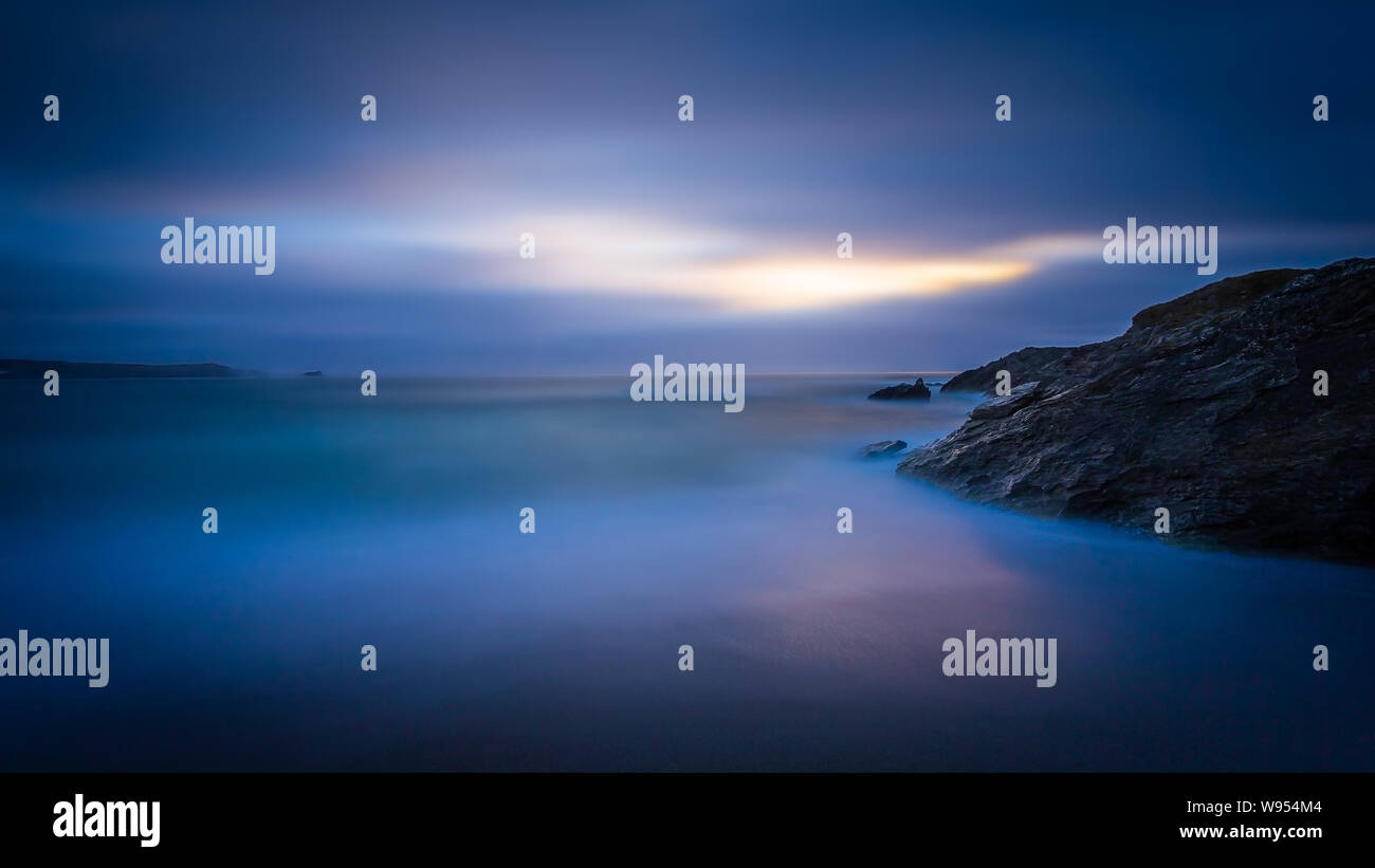 Wenig Fistral in der Nähe von Newquay in Cornwall bei Sonnenuntergang im Sommer Stockfoto