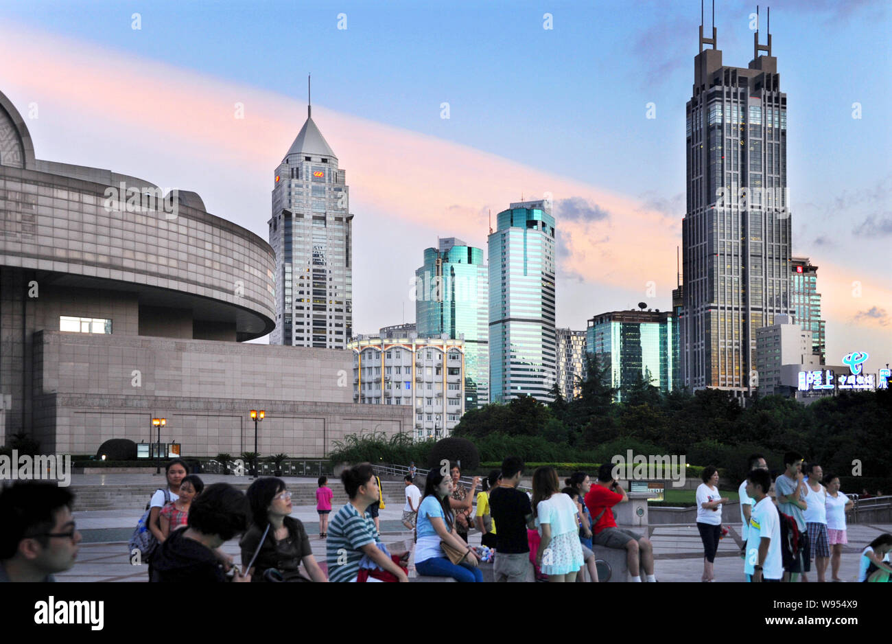 Touristen und Einheimische besuchen Sie die Völker Platz vor dem Shanghai Museum gegen die Skyline von Puxi mit Wolkenkratzer und Hochhäuser bauen Stockfoto
