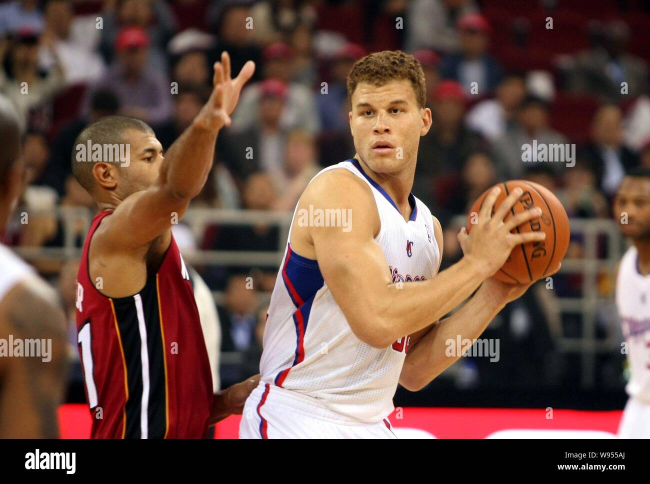 Blake Griffin von den Los Angeles Clippers, rechts, Herausforderungen Shane Battier von der Miami Heat während ein Basketball Spiel der NBA China Spiele in Stockfoto