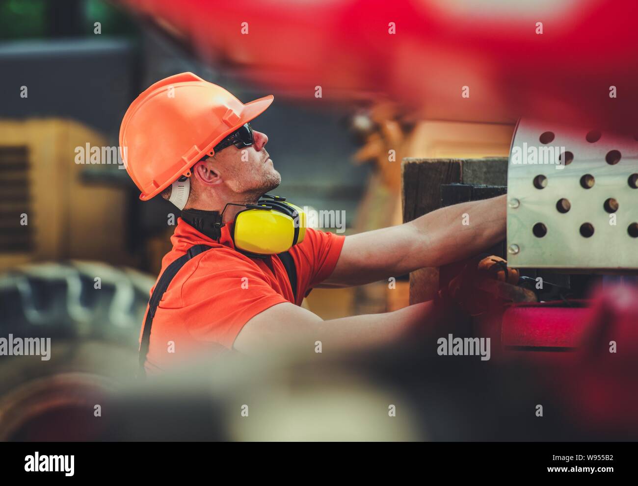 Oversize Transport Arbeiter. Kaukasische Männer Kontrolle auf einer Ladung. Transport Industrie arbeiten. Stockfoto