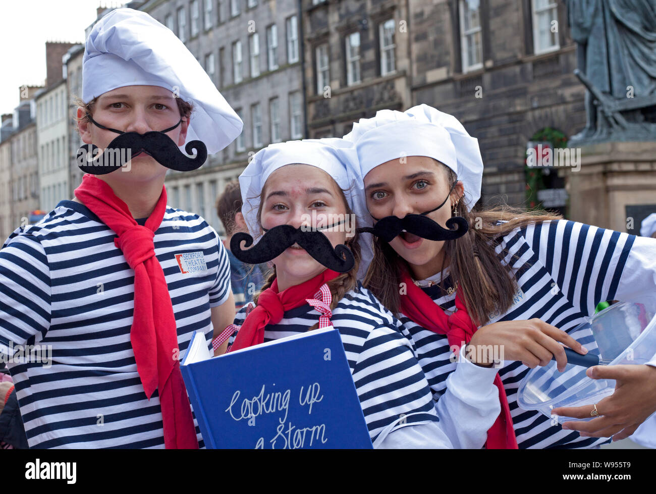 Edinburgh Fringe Festival, Royal Mile, Schottland. August 2019. Die Seckford Theatre Company streuen ihre einzigartige Magie mit Délicieux! "Nie einen langweiligen Moment.. Stockfoto