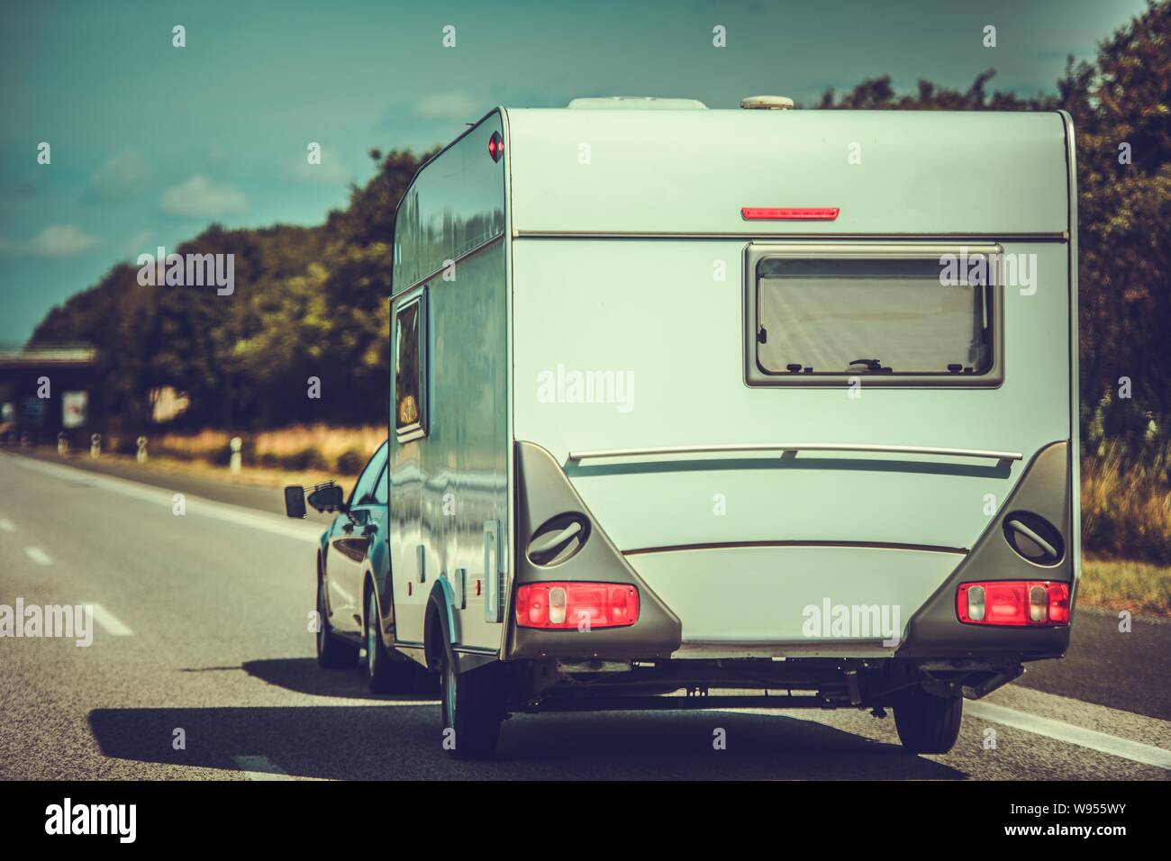 Travel Trailer Caravaning. Sommer Urlaub mit der Familie im Auto. Recreational Vehicle Thema. Stockfoto