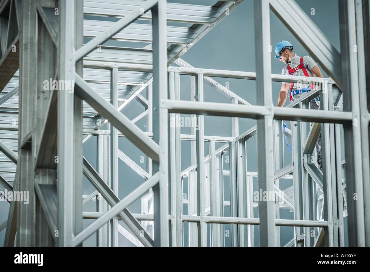 Kaukasische Arbeiter auf das Skelett aus Stahl im Hochbau. Industrielle Thema. Stockfoto