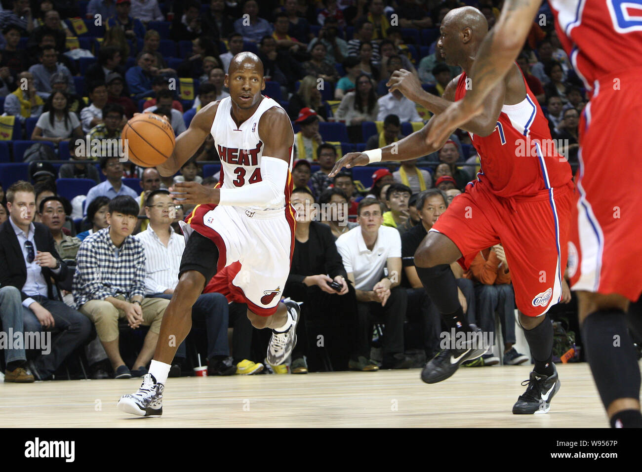 Ray Allen der Miami Heat, Links, Herausforderungen, Lamar Odom, rechts, der Los Angeles Clippers während ihrer zweiten Match der NBA China Spiele in Sha Stockfoto