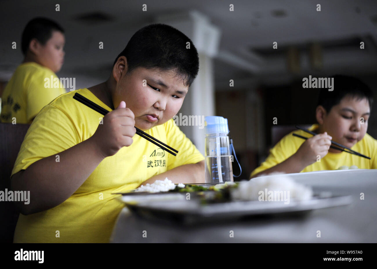 ---- Beleibt chinesische Kinder haben ihre Mahlzeiten während der Mittagszeit bei einem Gewicht Verlust Sommer Camp in Wuhan City, Central China Provinz Hubei, 12 Apr Stockfoto