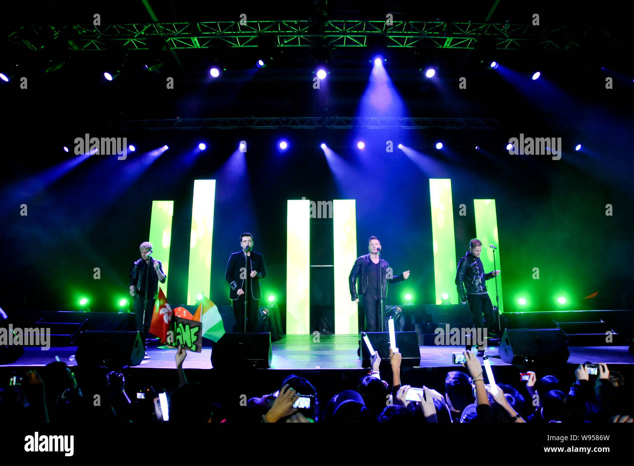 (Von links) Kian, Mark, Shane und Nicky der Irischen Boyband Westlife bei der Farewell Tour Konzert in Hongkong, China, 3. März 2012 durchführen. Stockfoto