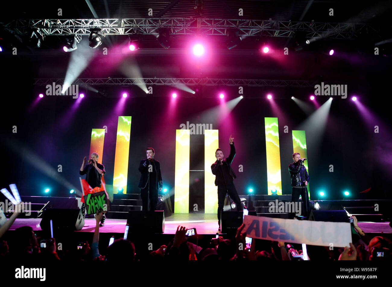 (Von links) Kian, Mark, Shane und Nicky der Irischen Boyband Westlife bei der Farewell Tour Konzert in Hongkong, China, 3. März 2012 durchführen. Stockfoto