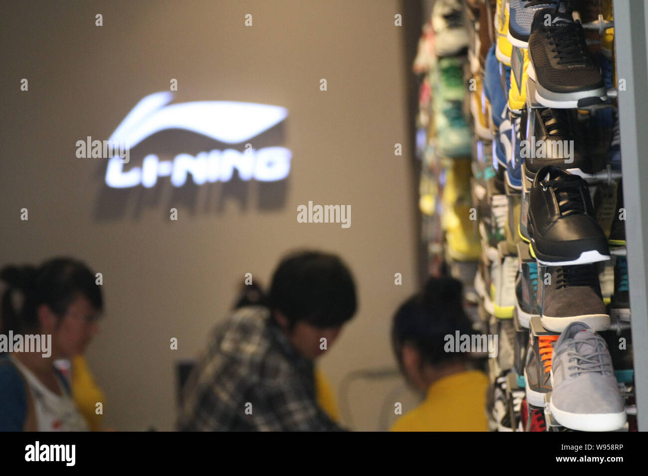 ------ Kunden kaufen Sport Schuhe in Li-Ning sportswear Store in Qingdao Stadt, East China Provinz Shandong, 15. September 2012. Aktien von Sport Stockfoto